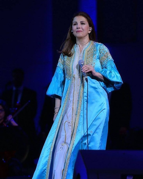 ماجدة الرومي ترتدي قفطاناً مغربياً أزرق اللون في مهرجان فاس للموسيقى العالمية