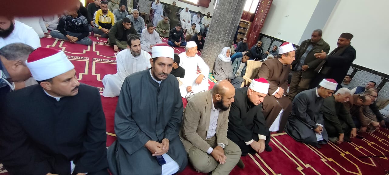 جانب من الحضور خلال افتتاح المسجد