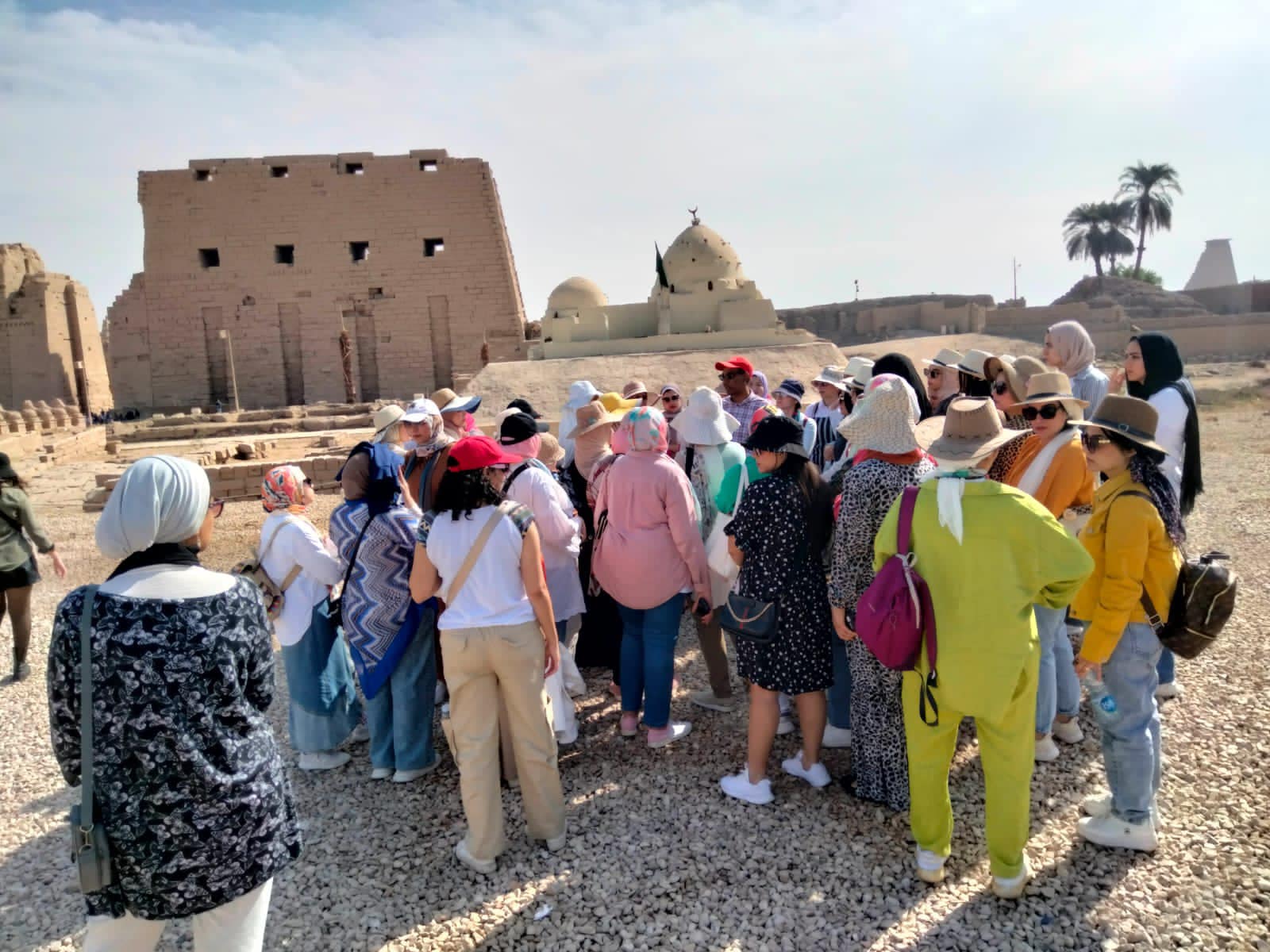 فرحة ورحلات وزيارات للمعابد الأثرية للمشاركين بقطار الشباب
