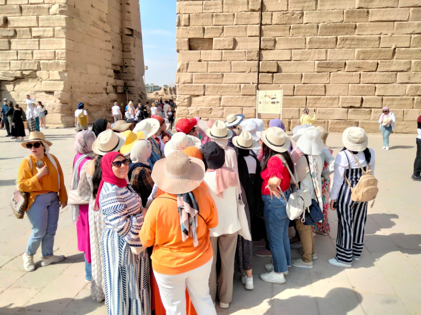 جانب من رحلات وزيارات للمعابد الأثرية للمشاركين بقطار الشباب