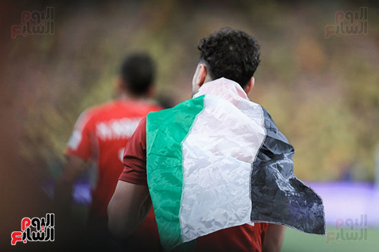 احتفال-لاعبو-الاهلى-بعلم-فلسطين-بعد-هدف-حسين-الشحات--(5)