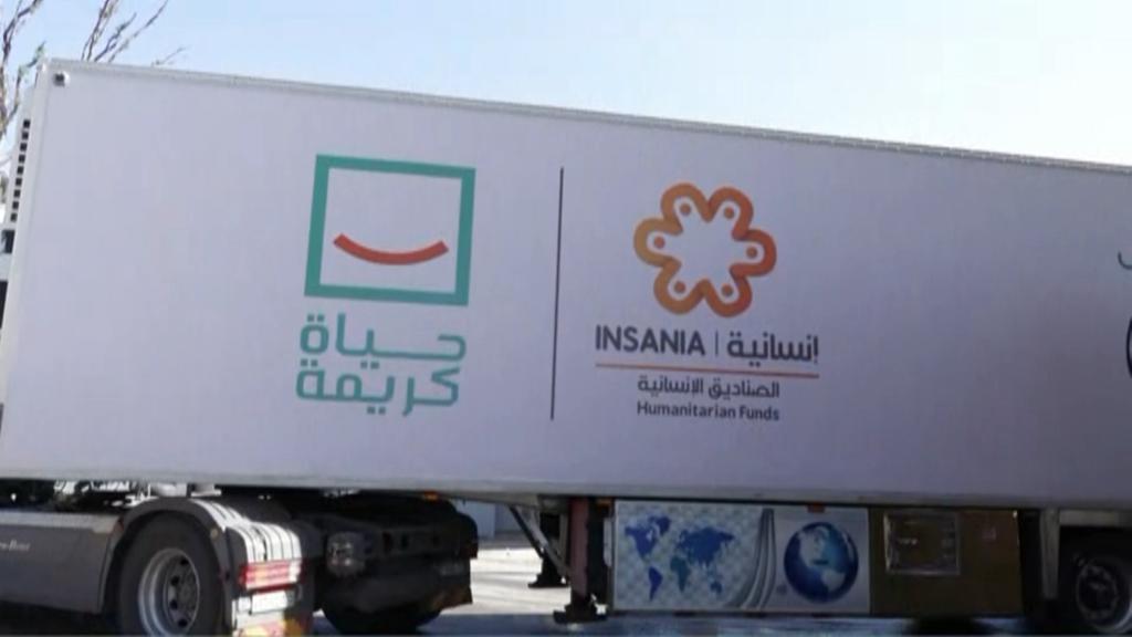 حياة كريمة ترسل 6 شاحنات إغاثة لغزة (2)