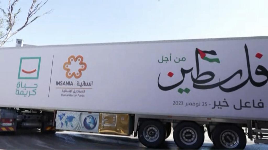 حياة كريمة ترسل 6 شاحنات إغاثة لغزة (5)