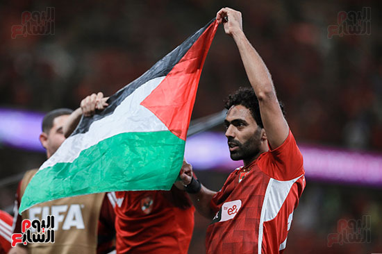 احتفال-لاعبو-الاهلى-بعلم-فلسطين-بعد-هدف-حسين-الشحات--(1)
