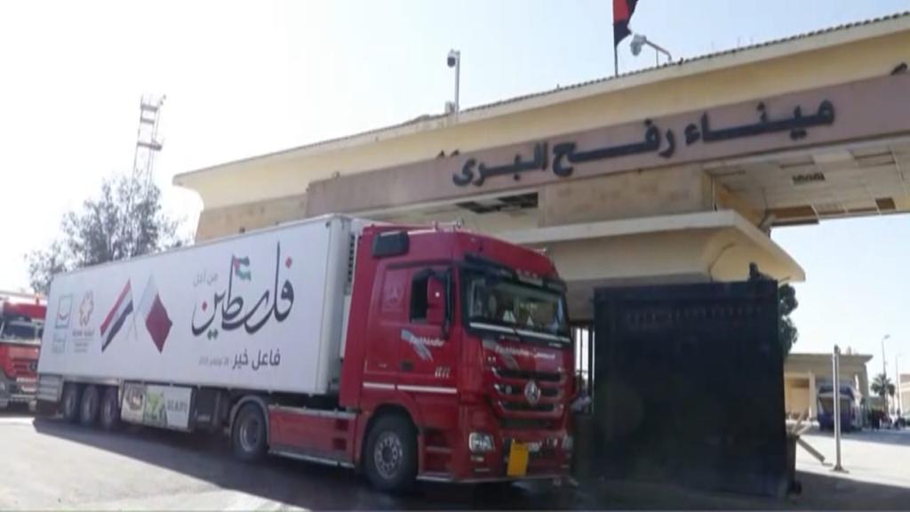 حياة كريمة ترسل 6 شاحنات إغاثة لغزة (1)