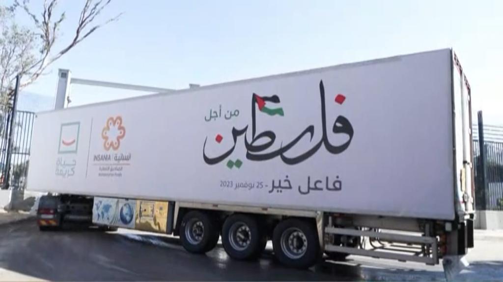 حياة كريمة ترسل 6 شاحنات إغاثة لغزة (6)