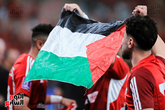 احتفال-لاعبو-الاهلى-بعلم-فلسطين-بعد-هدف-حسين-الشحات--(7)