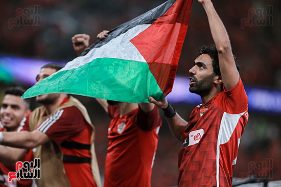 احتفال-لاعبو-الاهلى-بعلم-فلسطين-بعد-هدف-حسين-الشحات--(2)