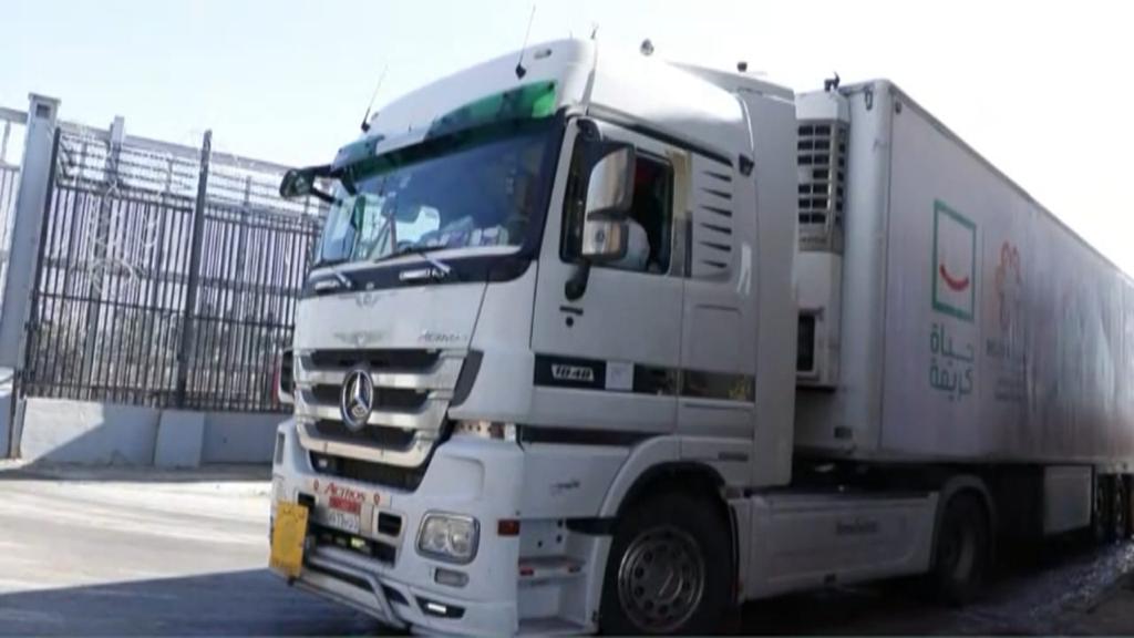 حياة كريمة ترسل 6 شاحنات إغاثة لغزة (4)