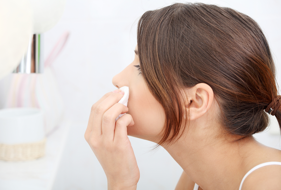 وصفات لتنظيف الوجه من آثار المكياج