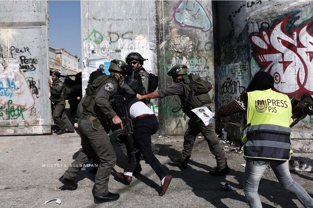 لحظة تعرض الصحفى للاعتداء من قبل قوات الاحتلال