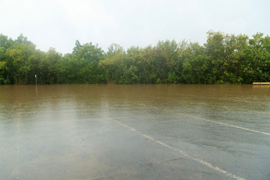 شوارع تحولت الى بحيرات نتيجة الامطار والسيول   (2)