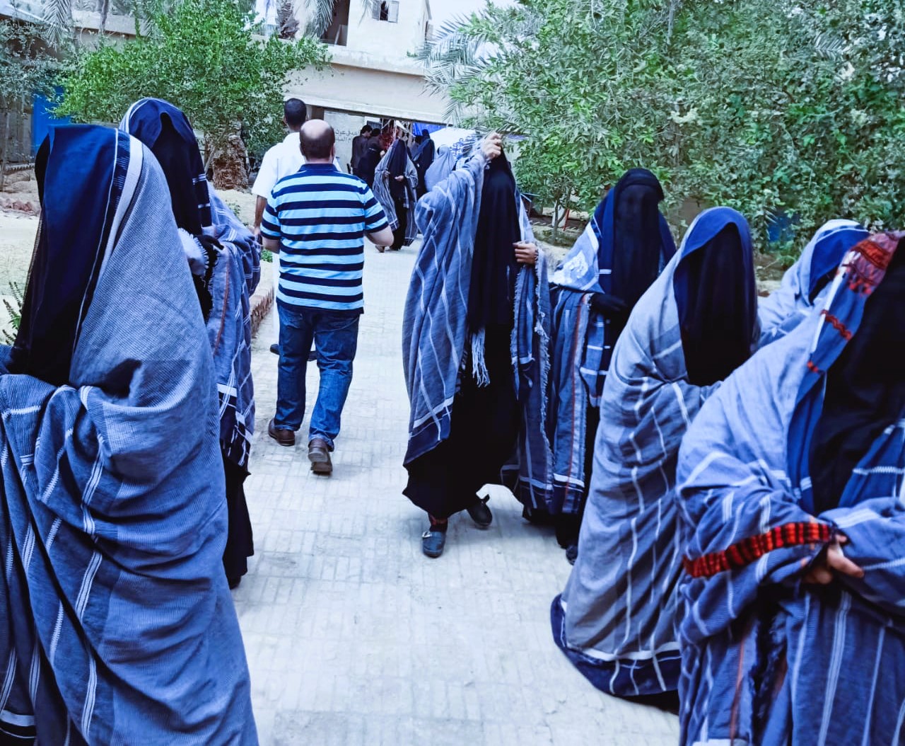 سيدات واحة سيوة بالزي التراثي يتوافدن على لجان الانتخابات