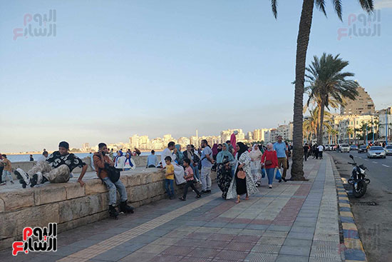 اقبال المواطنين علي سور كورنيش الإسكندرية القديم