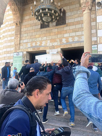 وصول جثمان المخرج أحمد البدرى إلى مسجد الحصرى (1)