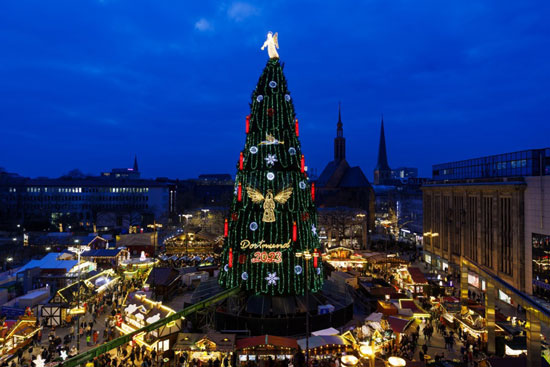 اكبر اشجار اعياد الميلاد فى العالم داخل سوق المدينة الحمراء فى برلين