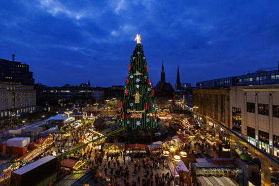 اكبر اشجار اعياد الميلاد فى العالم داخل سوق المدينة الحمراء فى برلين  (2)