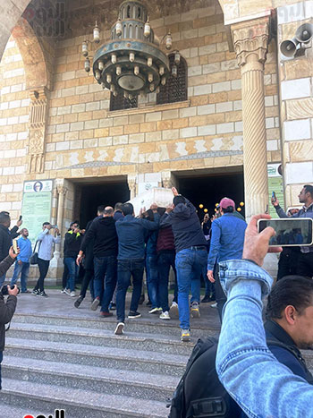وصول جثمان المخرج أحمد البدرى إلى مسجد الحصرى (2)