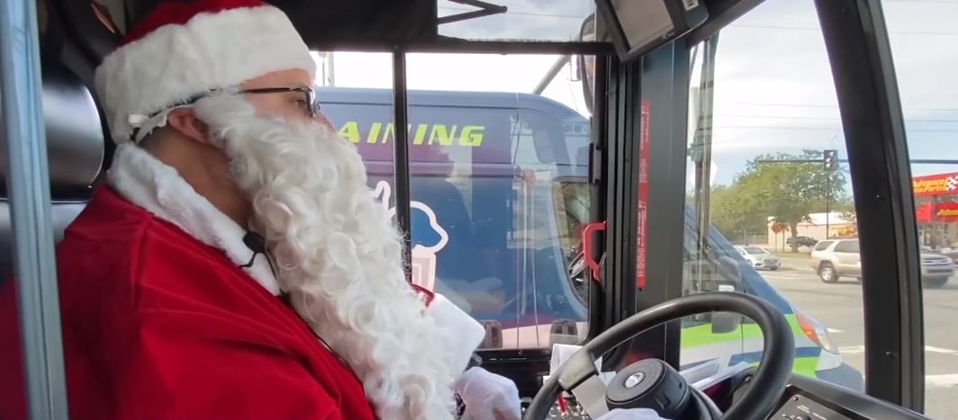 سانتا يقود الحافلة