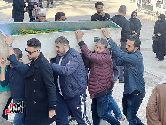 وصول جثمان المخرج أحمد البدرى إلى مسجد الحصرى (3)