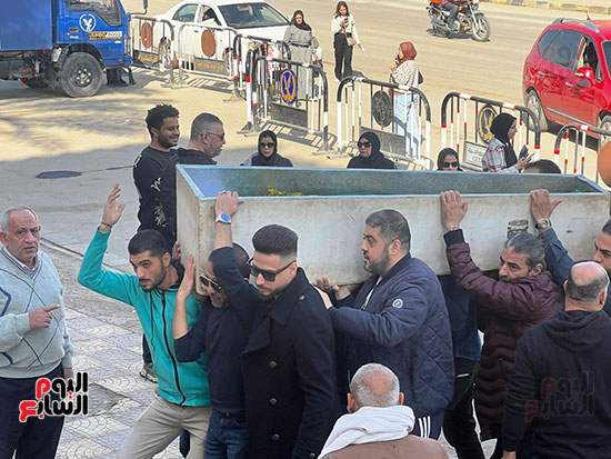 وصول جثمان المخرج أحمد البدرى إلى مسجد الحصرى (6)