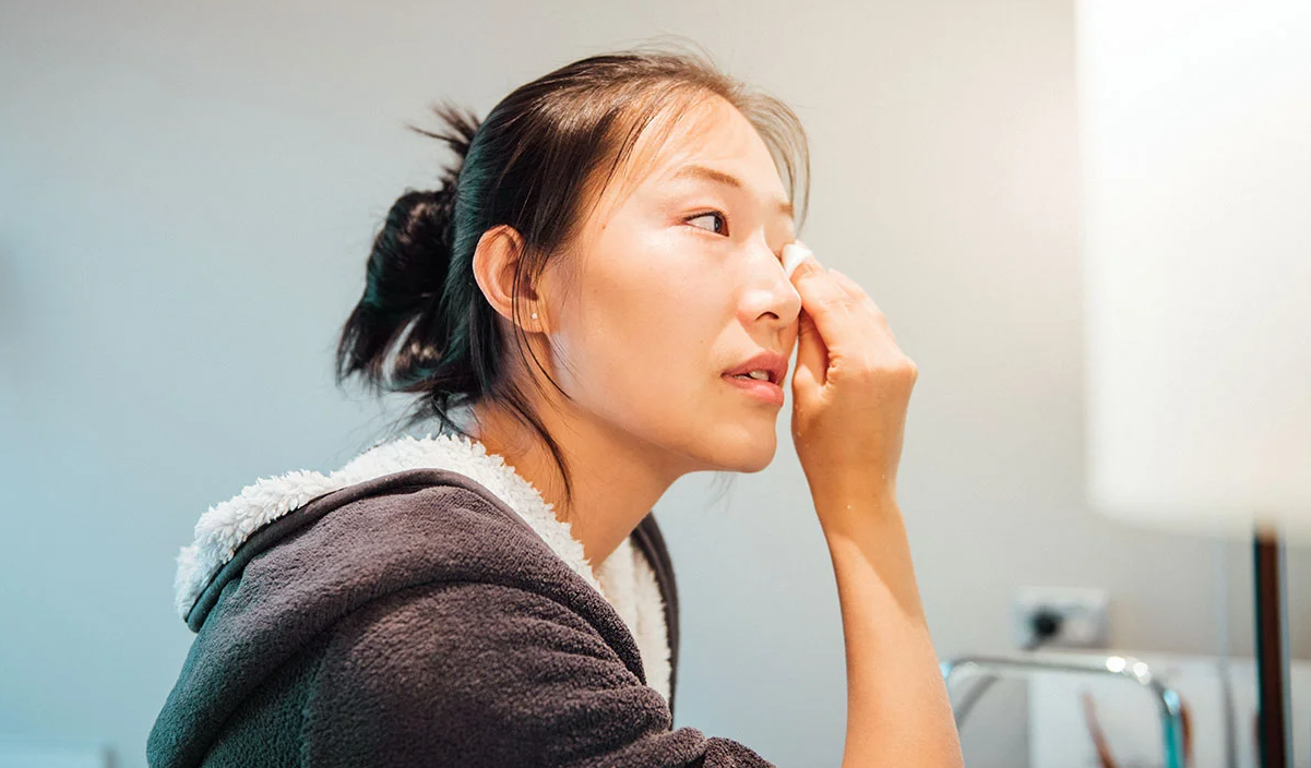 وصفات طبيعية لتنظيف الوجه من آثار المكياج