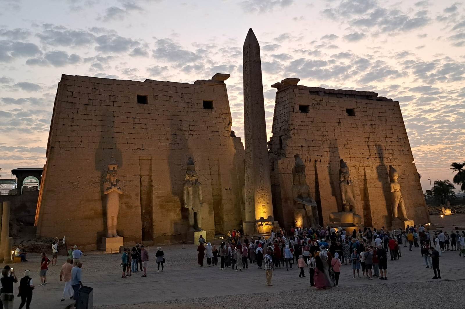 إقبال سياحى كبير على معبد الأقصر إقبال سياحى كبير على معبد الأقصر