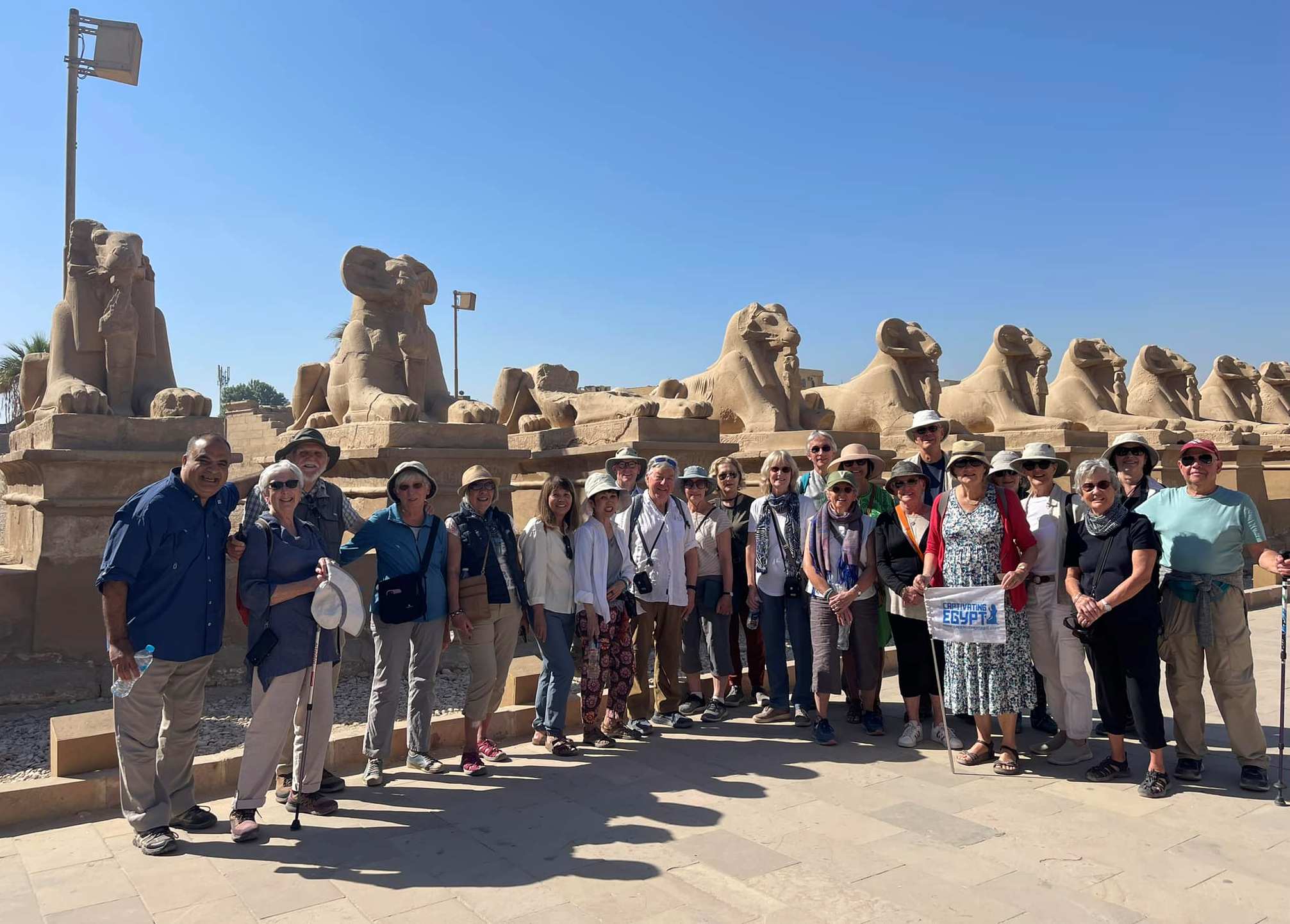 فوج سياحى يلتقط صور تذكارية امام كباش الكرنك فوج سياحى يلتقط صور تذكارية امام كباش الكرنك
