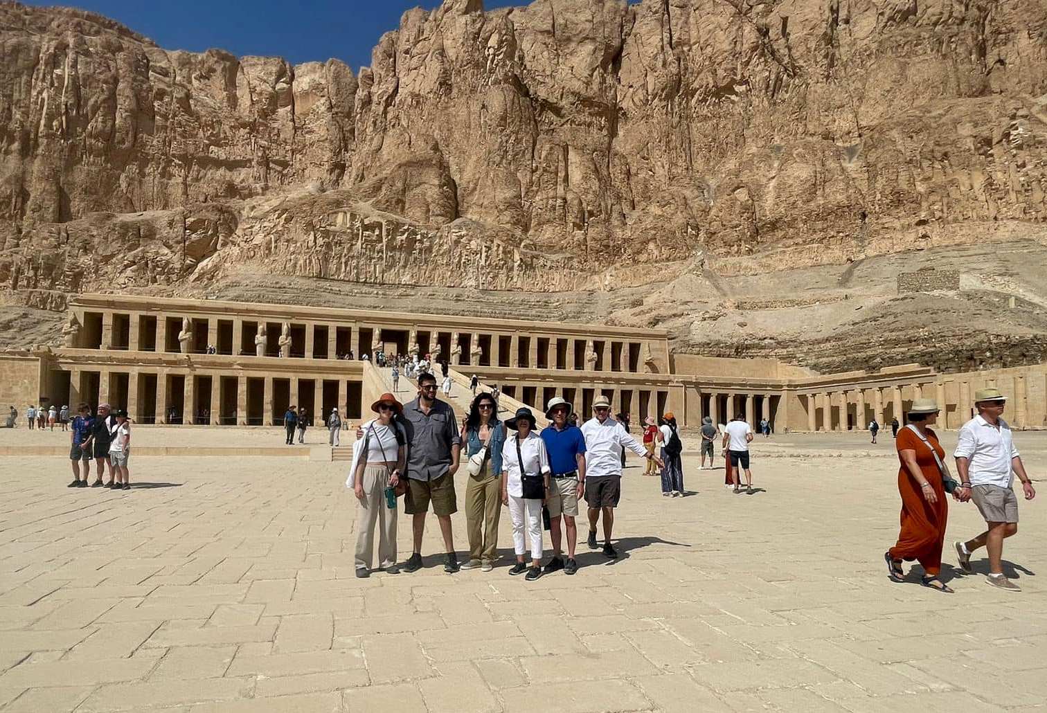 الأفواج السياحية تستمع فى معبد الملك حتشبسوت الأفواج السياحية تستمع فى معبد الملك حتشبسوت