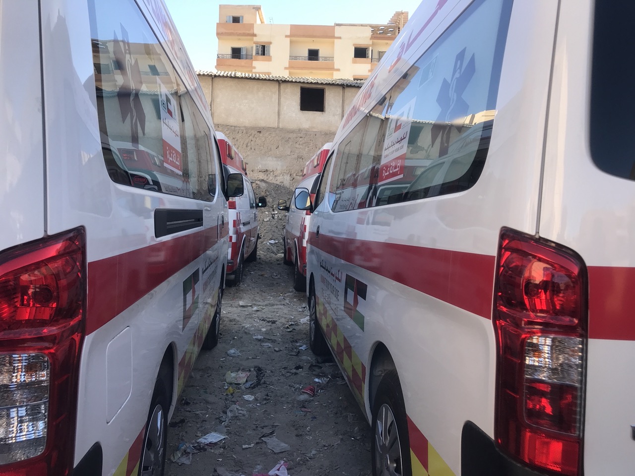 اصطفاف سيارات اسعاف كويتية فى طريقها لغزة