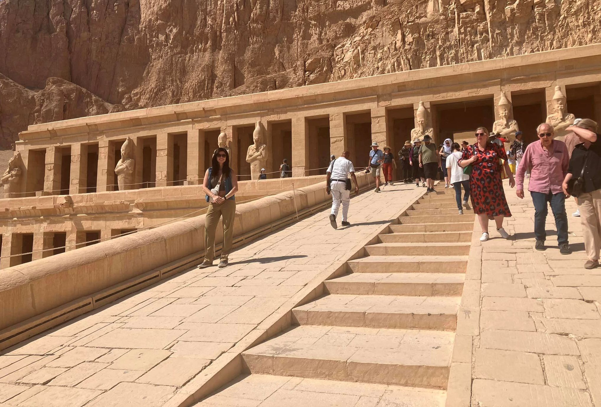 الأفواج السياحية بمعبد الدير البحرى بالأقصر الأفواج السياحية بمعبد الدير البحرى بالأقصر