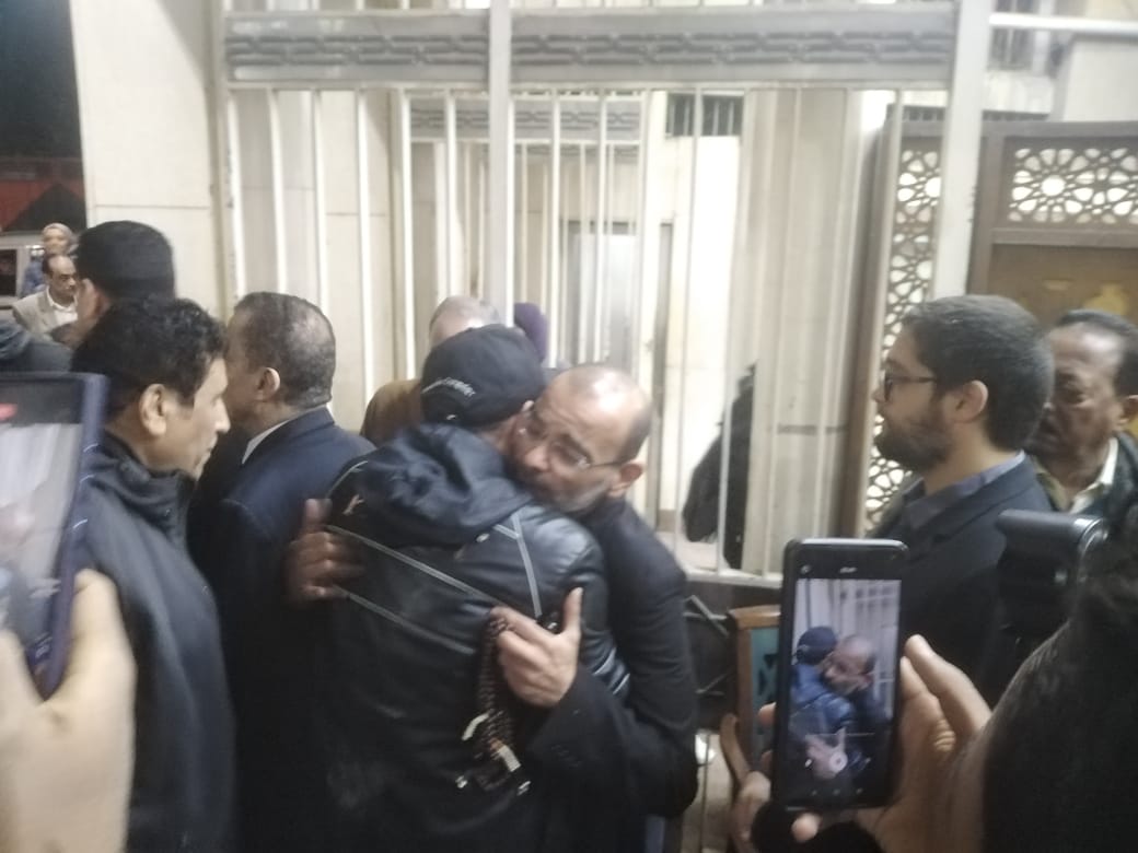 مصطفى قمر وأشرف زكي يؤديان جنازة شقيق أبو الليف والمخرج أحمد البدري (2)