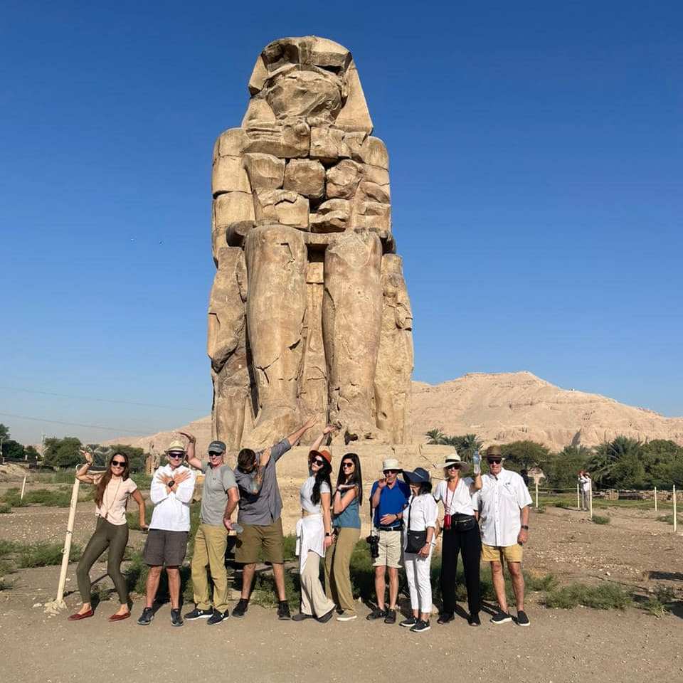 السياح يستمتعون امام تمثالى ممنون السياح يستمتعون امام تمثالى ممنون