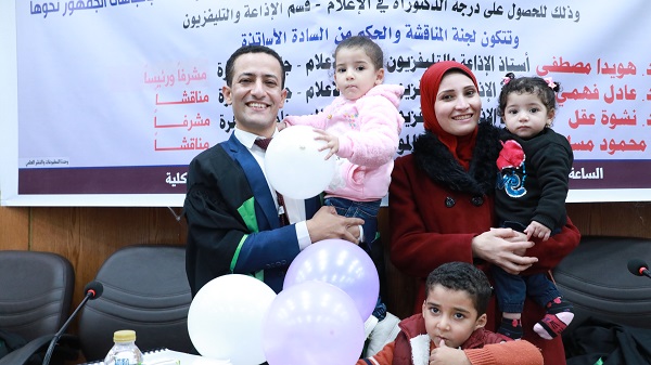 محمد سعودي مع زوجته وأطفاله
