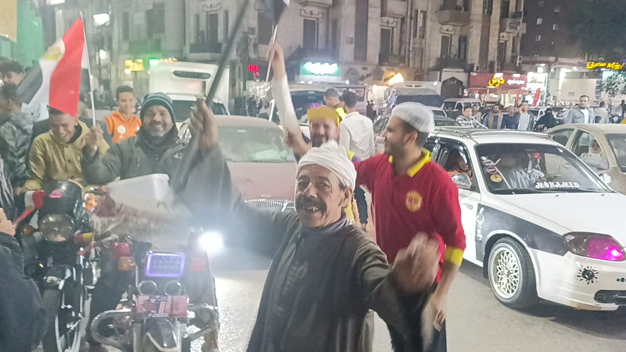 المصريين الأحرار بأسيوط يحتفل بفوز الرئيس السيسي (2)