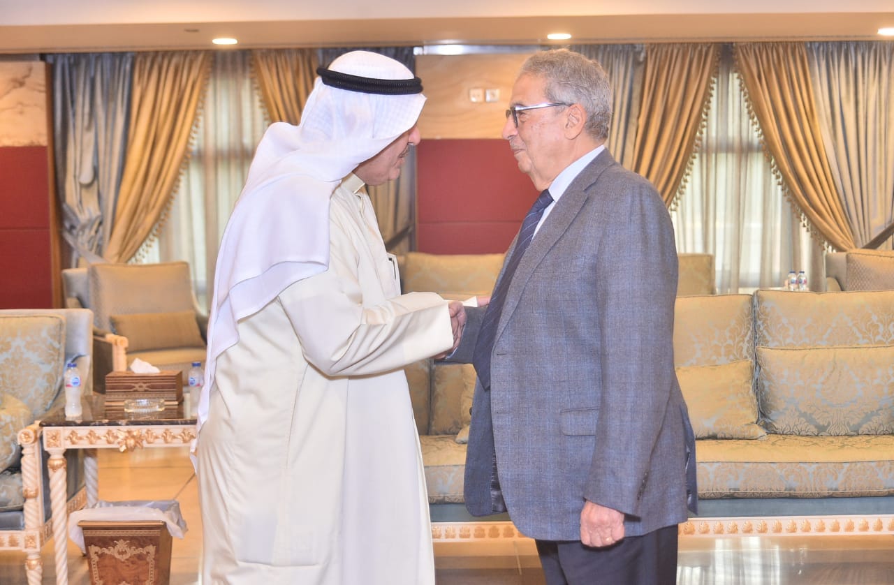 عمرو موسى يقوم بواجب العزاء عمرو موسى يقوم بواجب العزاء