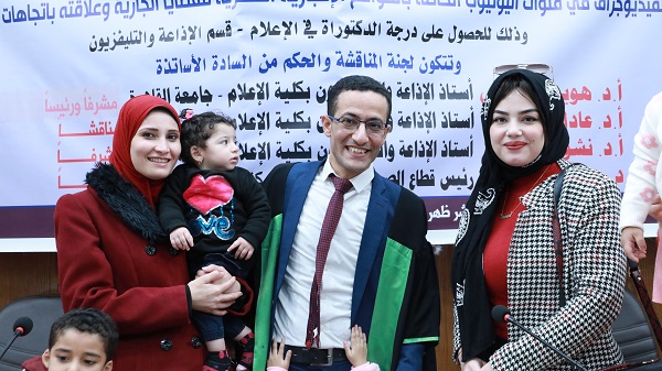 الصحفي محمد سعودي مع زوجته وابنته والدكتورة هدير عبدالخالق