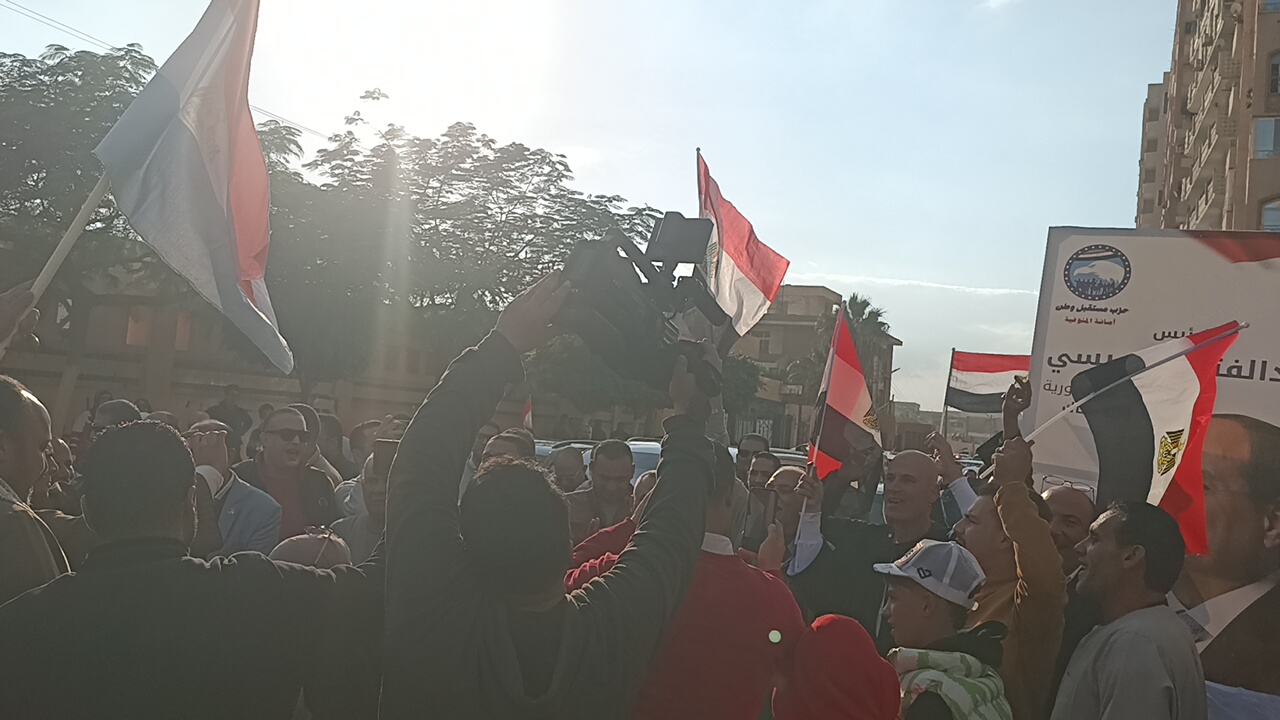  توافد أهالى المنوفية لبدء مسيرة حاشدة احتفالا بفوز الرئيس عبد الفتاح السيسى (5)