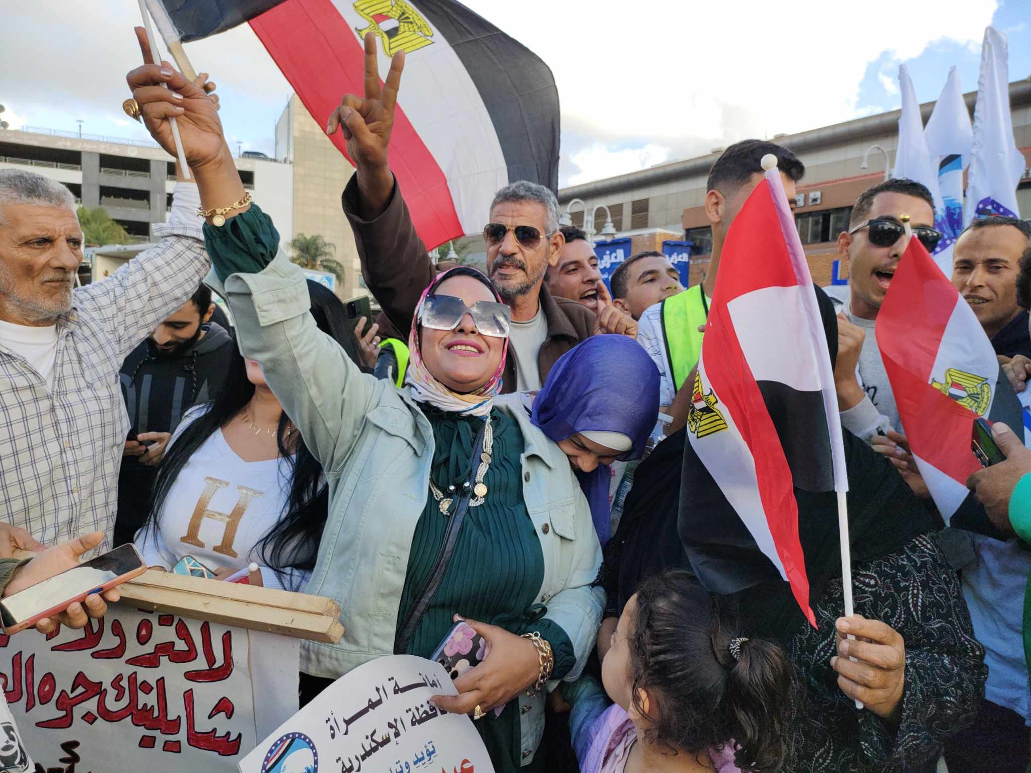 , المواطنين يحتفلون بفوز الرئيس السيسي بالإسكندرية