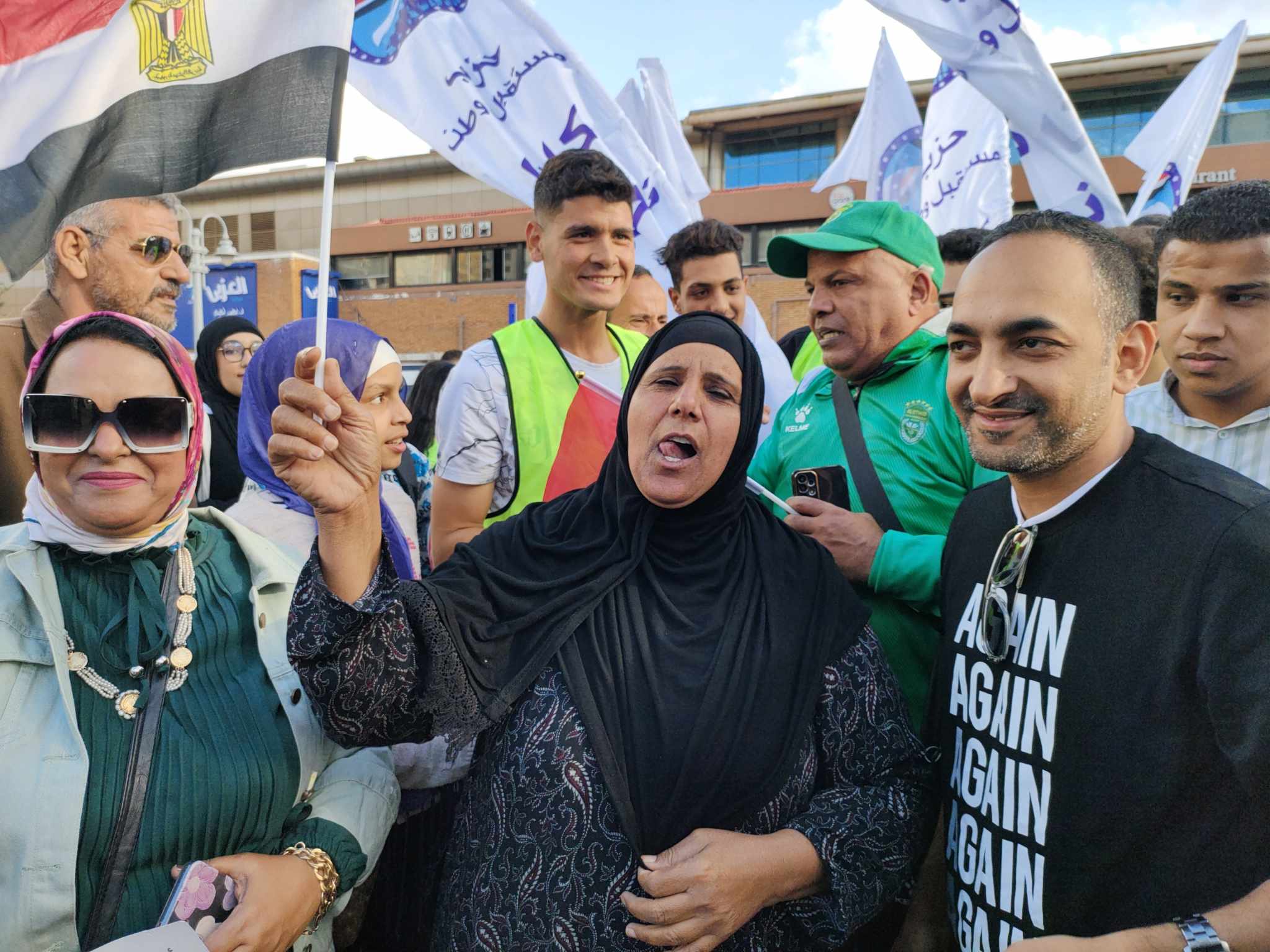 سيدة مصرية تحتفل بفوز الرئيس السيسي بالزاغيد في الإسكندرية