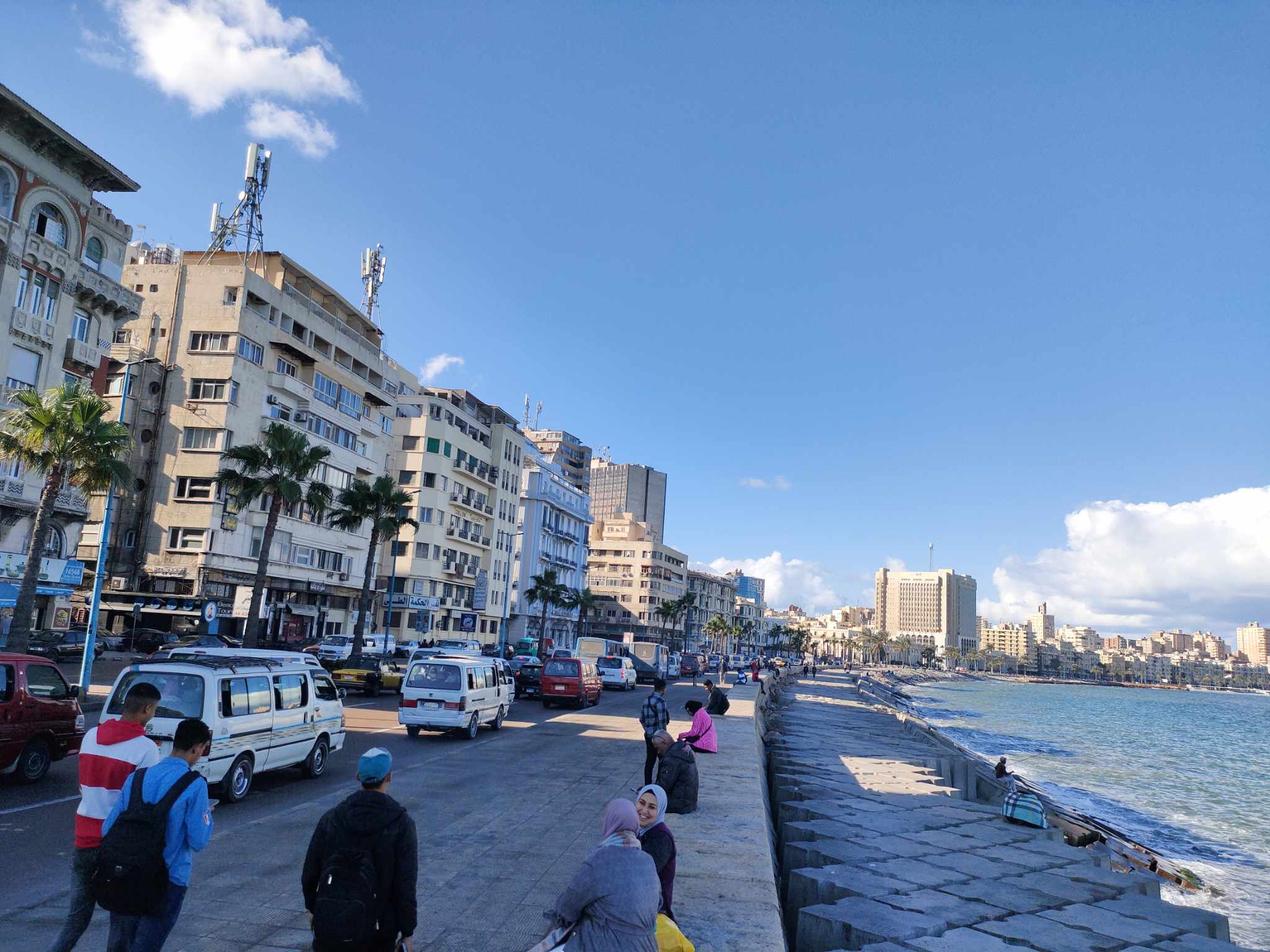 المواطنين يستمتعون بطقس الإسكندرية قبل الشتاء