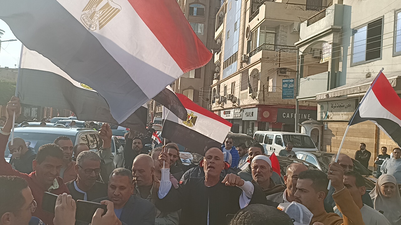  توافد أهالى المنوفية لبدء مسيرة حاشدة احتفالا بفوز الرئيس عبد الفتاح السيسى (6)
