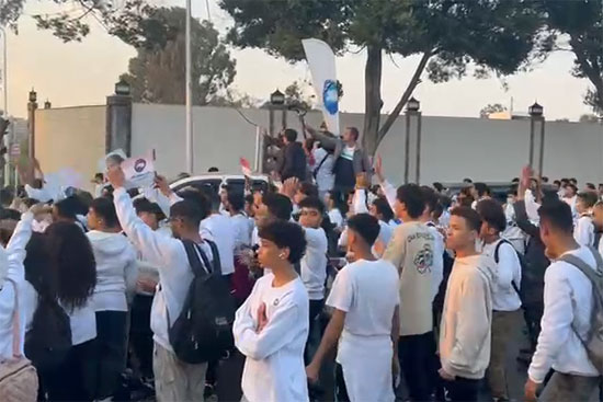 الآلاف من المواطنين يصطفون لتحية الرئيس السيسي أثناء مروره بشوارع القاهرة (2)