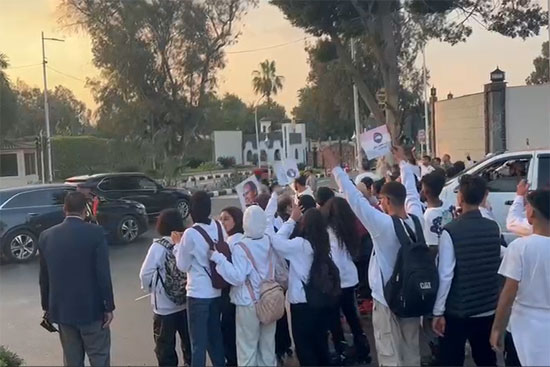 الآلاف من المواطنين يصطفون لتحية الرئيس السيسي أثناء مروره بشوارع القاهرة (1)