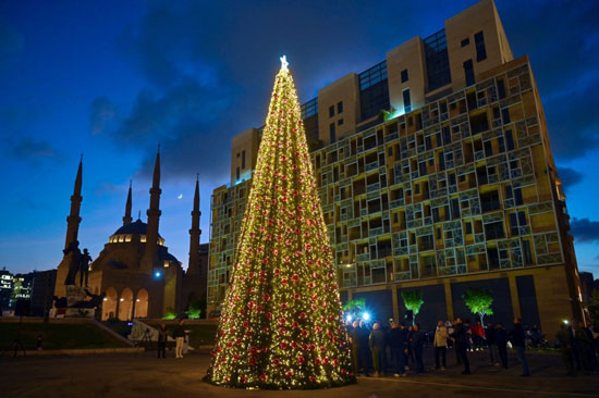 اضاءت شجرة عيد الميلاد وسط بيروت