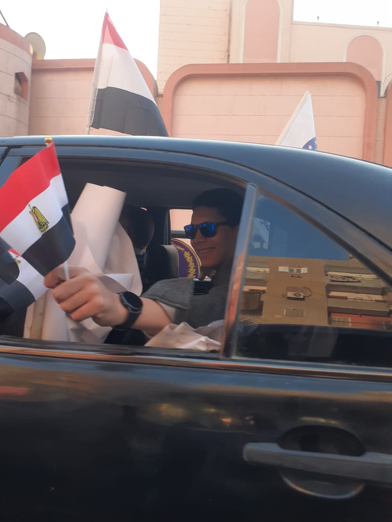 بالأعلام الاحتفال بفوز الرئيس السيسى 