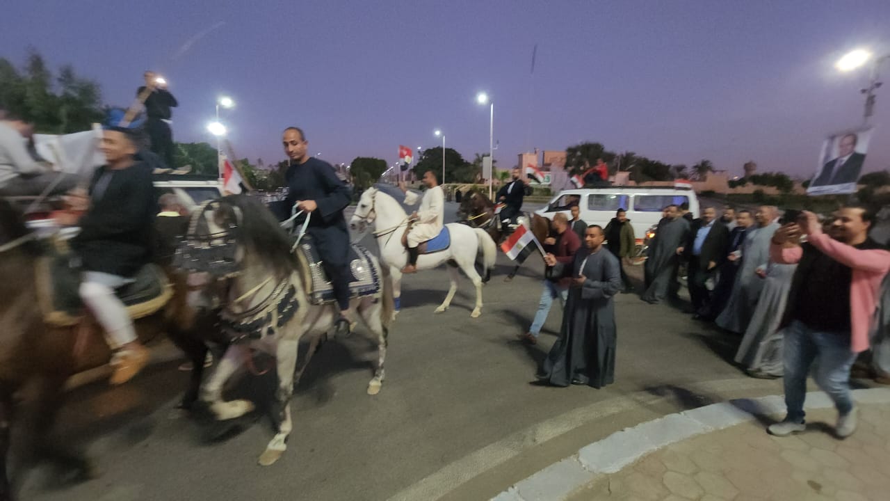 مسيرة في شوارع الأقصر احتفالا بفوز الرئيس (3)