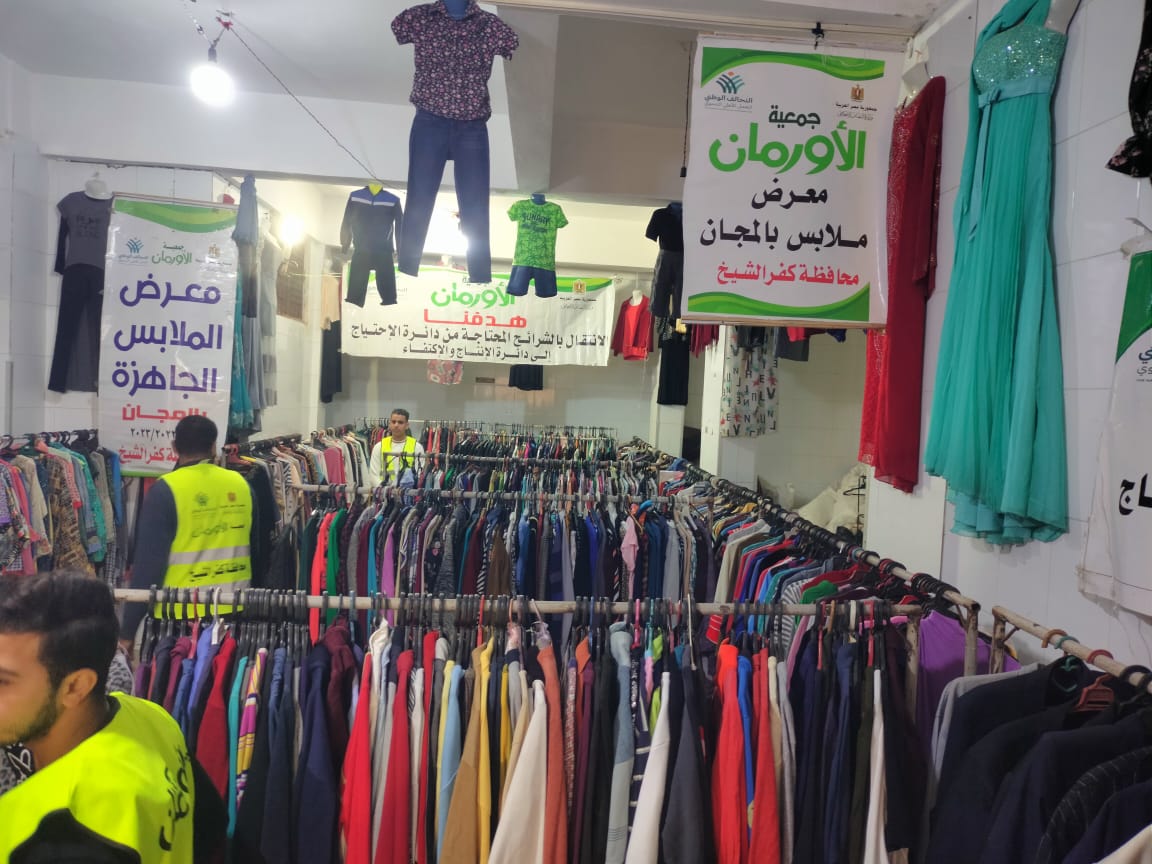 توزيع 3700 قطعة ملابس على 300 أسرة مجانا بقرى دسوق بكفر الشيخ