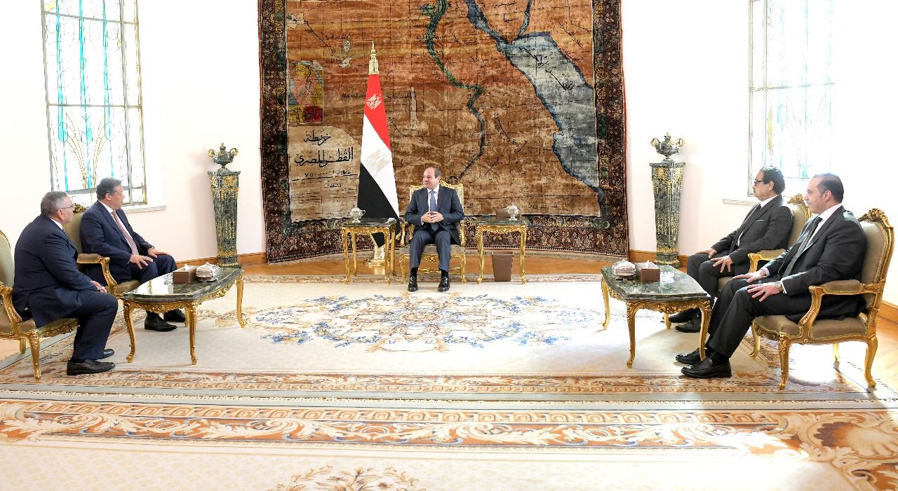 الرئيس السيسى يستقبل حازم عمر وفريد زهران وعبد السند يمامة بقصر الاتحادية (3)