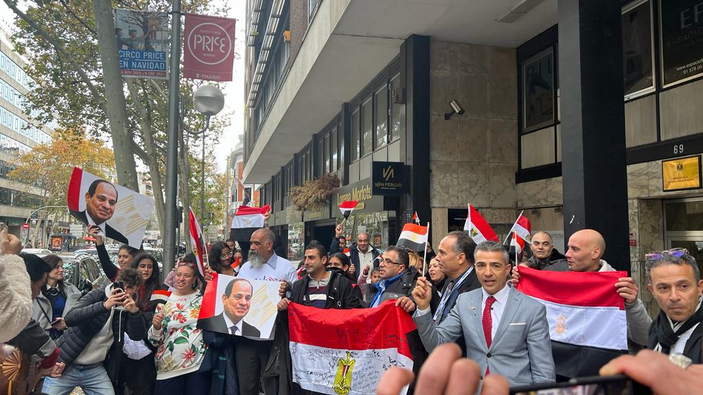 يرفعون الاعلام فى قبرص يرفعون الاعلام فى قبرص